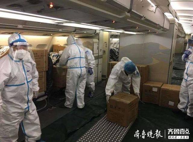 装卸滑毯替代人工传递，青岛机场货物装载提速保障“客改货”人工装卸服务